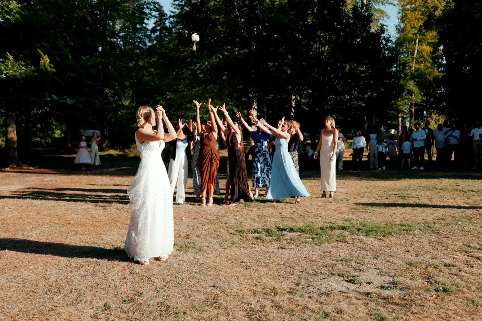 Le lancer du bouquet dans le parc
